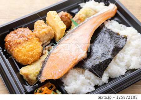 おいしい塩鮭の海苔弁当 おいしい塩鮭の海苔弁当 125972185