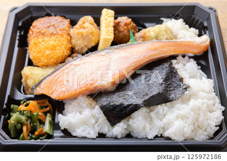 おいしい塩鮭の海苔弁当 おいしい塩鮭の海苔弁当 125972186