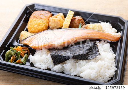 おいしい塩鮭の海苔弁当 125972189