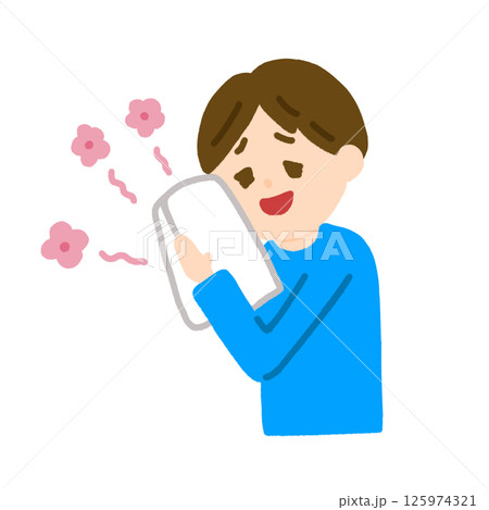 洗濯物の香りで癒されている男性 125974321