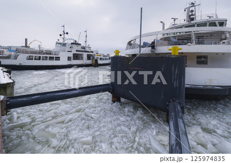 フィンランド・冬のヘルシンキ港と定期船 / Helsinki, Finland フィンランド・冬のヘルシンキ港と定期船 / Helsinki, Finland 125974835