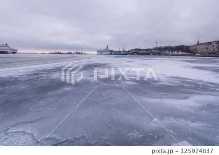 フィンランド・冬のヘルシンキ港 / Helsinki, Finland 125974837