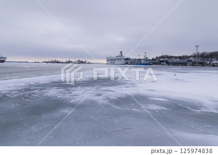 フィンランド・冬のヘルシンキ港 / Helsinki, Finland 125974838