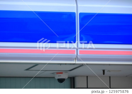 コンビニエンスストアの軒先　イメージ 125975876