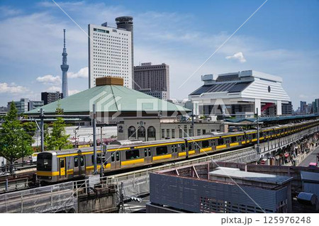 両国国技館、東京スカイツリー、江戸東京博物館を背景に走る総武線 125976248