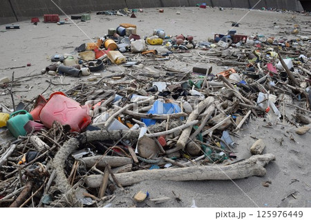 海岸の漂着物 環境問題 ゴミ問題 125976449