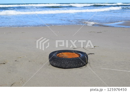 海岸の漂着物 環境問題 ゴミ問題 125976450