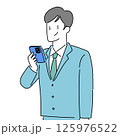 男性　スマホ　シンプル　線画　スーツ　スマホを見る　ビジネス 125976522