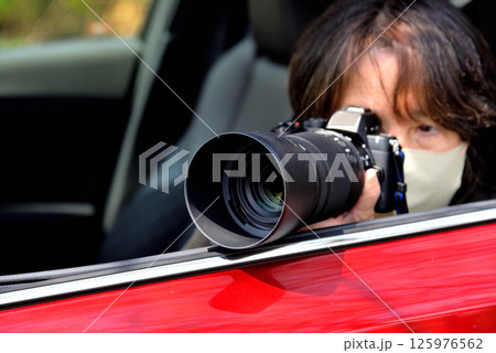 カメラで写真を撮る女性 カメラで写真を撮る女性 125976562