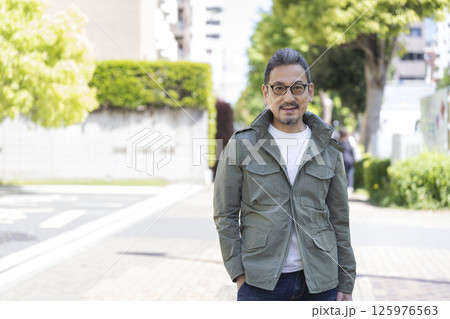 カメラ目線で笑顔の50代後半の男性 カメラ目線で笑顔の50代後半の男性 125976563