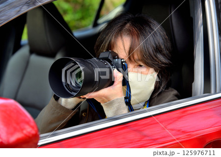 カメラで写真を撮る女性 カメラで写真を撮る女性 125976711