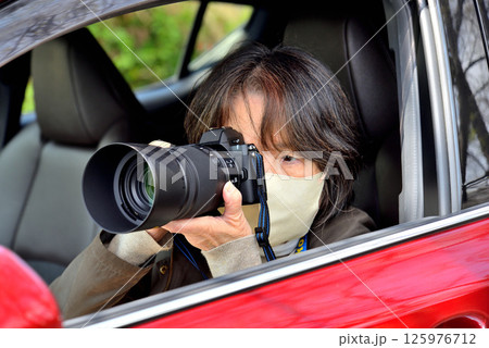 カメラで写真を撮る女性 125976712