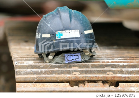 重機と工事用ヘルメット 125976875