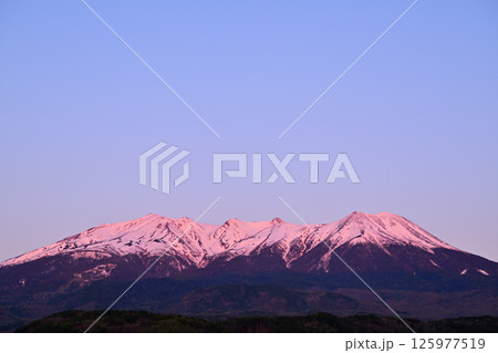 朝日に染まる御嶽山 125977519