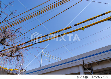 建設中の鉄道高架橋と電線防護管 東京都 東村山駅周辺 2025.04　a-1 125977599