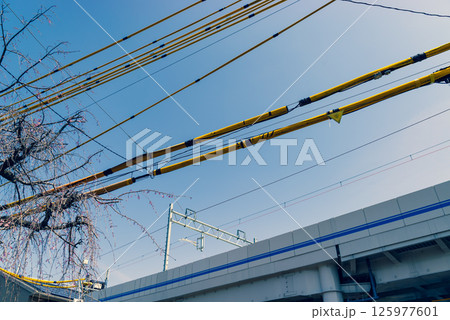 建設中の鉄道高架橋と電線防護管 東京都 東村山駅周辺 2025.04　a-3 暖色寒色強調 125977601