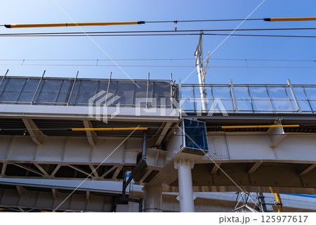 建設中の鉄道高架橋と電線防護管 東京都 東村山駅周辺 2025.04　d-1 125977617