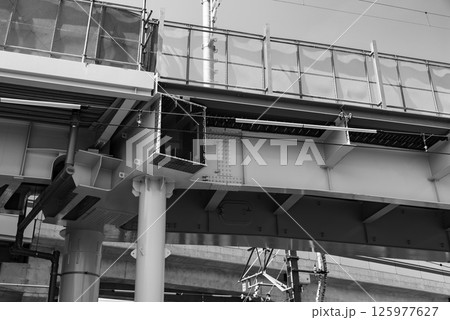 建設中の鉄道高架橋と電線防護管 東京都 東村山駅周辺 2025.04　e-5 モノクロ 125977627