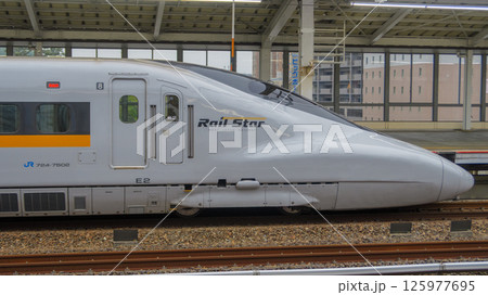 駅に停まる綺麗に塗装されたレールスター 駅に停まる綺麗に塗装されたレールスター 125977695