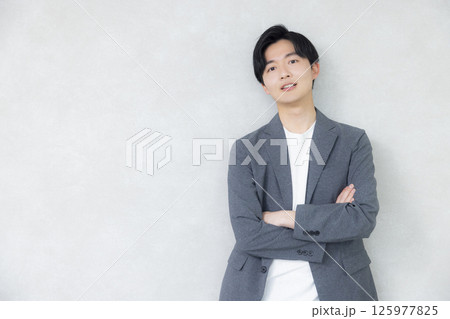 グレーのジャケットの男性 125977825