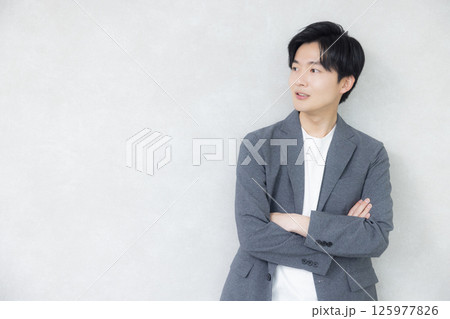 グレーのジャケットの男性 125977826