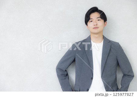 グレーのジャケットの男性 125977827