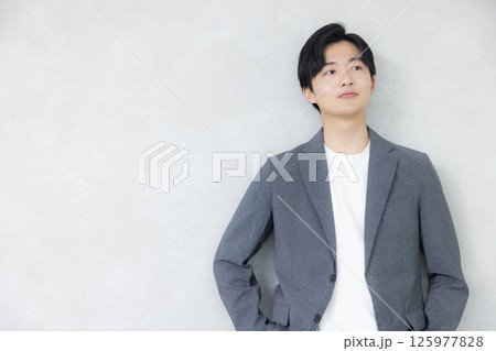 グレーのジャケットの男性 125977828