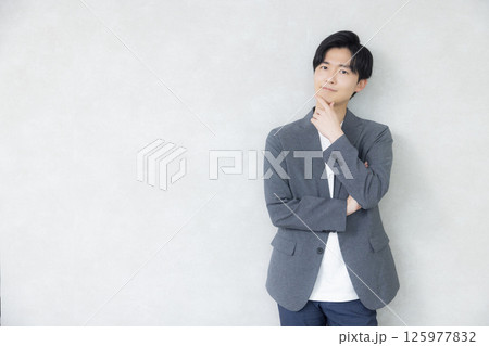 グレーのジャケットの男性 125977832