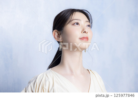若い女性のポートレート 125977846