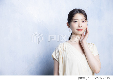 若い女性のポートレート 若い女性のポートレート 125977849