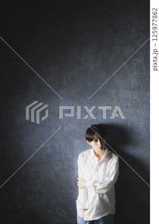 白いシャツの女性 125977862