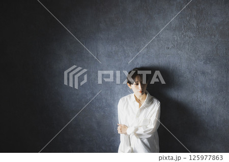 白いシャツの女性 125977863