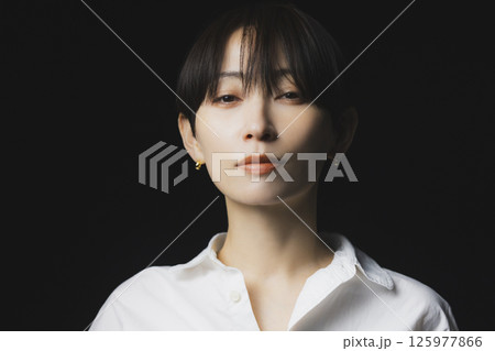 白いシャツの女性 125977866