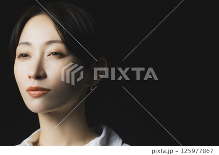 白いシャツの女性 125977867