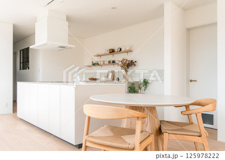 新築住宅のダイニングキッチンとダイニングテーブル(丸テーブル,円卓) 新築住宅のダイニングキッチンとダイニングテーブル(丸テーブル,円卓) 125978222