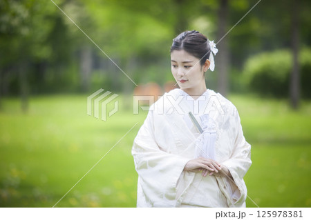 白無垢姿の女性 125978381