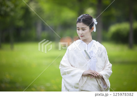 白無垢姿の女性 125978382