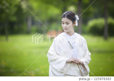 白無垢姿の女性 125978383
