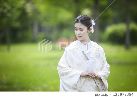 白無垢姿の女性 白無垢姿の女性 125978384