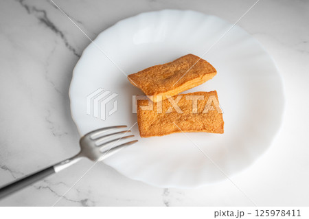 白皿にのせた焼きたてフィナンシェ③ 白皿にのせた焼きたてフィナンシェ③ 125978411