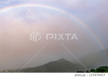 屋久島洋上アルプス　夕日に映える虹(7月) 125978457