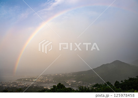 屋久島洋上アルプス　夕日に映える虹(7月) 125978458