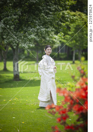 ガーデンウェディングの花嫁 ガーデンウェディングの花嫁 125978624