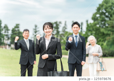 スーツ姿の若者と高齢者・シニア(M&A・後継者・事業継承・跡取り・売却・買収・世代交代) スーツ姿の若者と高齢者・シニア(M&A・後継者・事業継承・跡取り・売却・買収・世代交代) 125978676