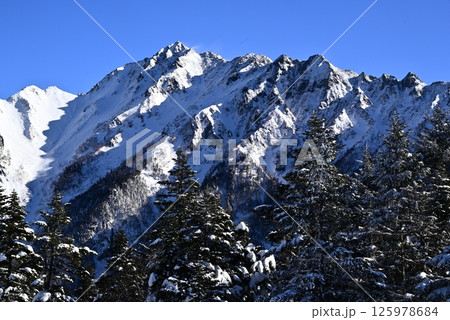 雪景色の西穂高岳 雪景色の西穂高岳 125978684