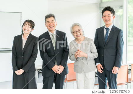 スーツ姿の高齢者・シニアと若者（セミナー,研修,教育,勉強会,世代交代,経営） 125978760