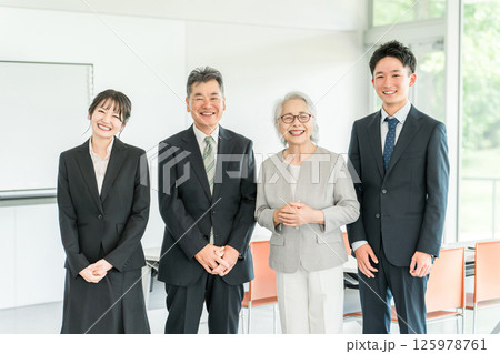 スーツ姿の高齢者・シニアと若者（セミナー,研修,教育,勉強会,世代交代,経営） 125978761