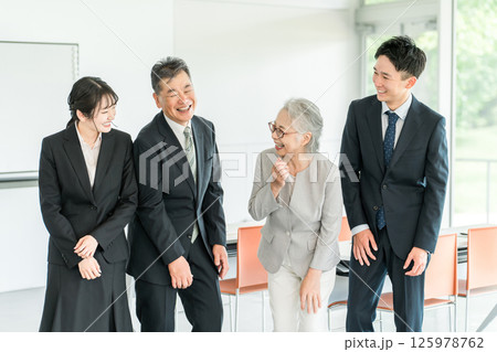スーツ姿の高齢者・シニアと若者（セミナー,研修,教育,勉強会,世代交代,経営） 125978762