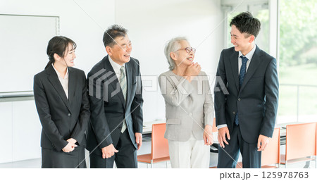 スーツ姿の高齢者・シニアと若者（セミナー,研修,教育,勉強会,世代交代,経営） 125978763