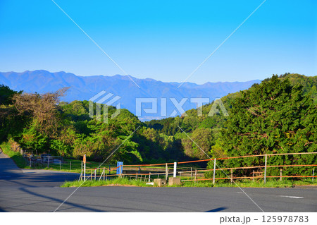 視界良好　天空の展望台付近から山並の眺め　東秩父村 125978783